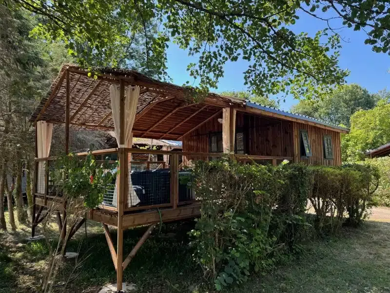 CABANE DE CHARME AVEC JACUZZI